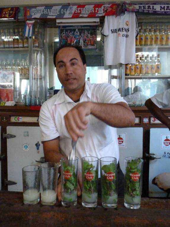 Preparando os famosos morritos! (em Havana, capital de Cuba)