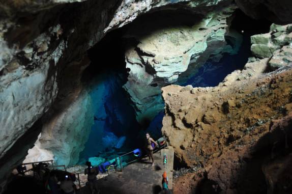 Preparando-se para entrar no Poço Azul, próximo à AndaraÃ, na Chapada Diamantina - BA Preparando-se para entrar no Poço Azul, próximo à AndaraÃ, na Chapada Diamantina - BA
