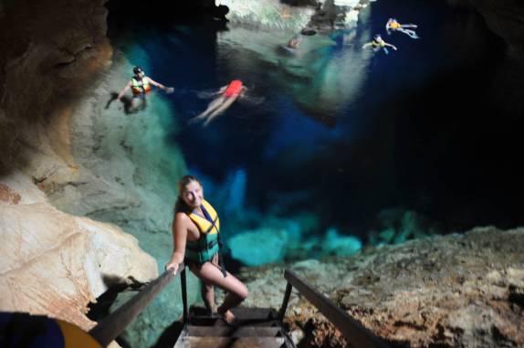 Preparando-se para entrar no Poço Azul, próximo à AndaraÃ, na Chapada Diamantina - BA Preparando-se para entrar no Poço Azul, próximo à AndaraÃ, na Chapada Diamantina - BA