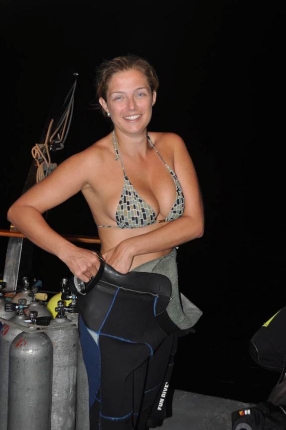 Preparando-se para mergulho noturno em Abrolhos - BA