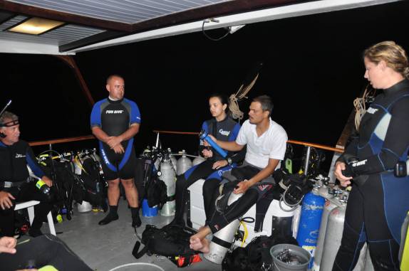 Preparando-se para mergulho noturno em Abrolhos - BA