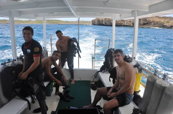 Preparando-se para o mergulho em Fernando de Noronha - PE Preparando-se para o mergulho em Fernando de Noronha - PE