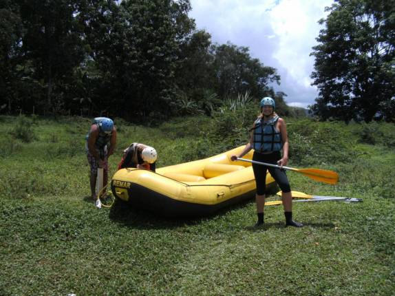 Preparando-se para o rafting em Taboquinha, região de Itacaré - BA Preparando-se para o rafting em Taboquinha, região de Itacaré - BA