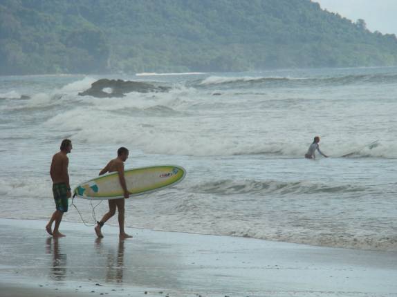 Preparando-se para tentar surfar na praia de Santa Teresa, na penÃnsula de Nicoya - Costa Rica Preparando-se para tentar surfar na praia de Santa Teresa, na penÃnsula de Nicoya - Costa Rica