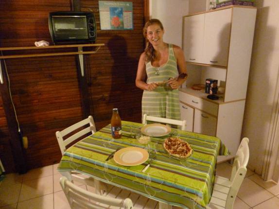 Preparando uma macarronada em Tròis Rivières, no sul de Basse Terre, em Guadalupe, no Caribe Preparando uma macarronada em Tròis Rivières, no sul de Basse Terre, em Guadalupe, no Caribe
