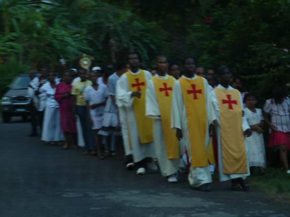 Procissão em estrada que atravessa o território dos índios Caribs, na costa leste de Dominica