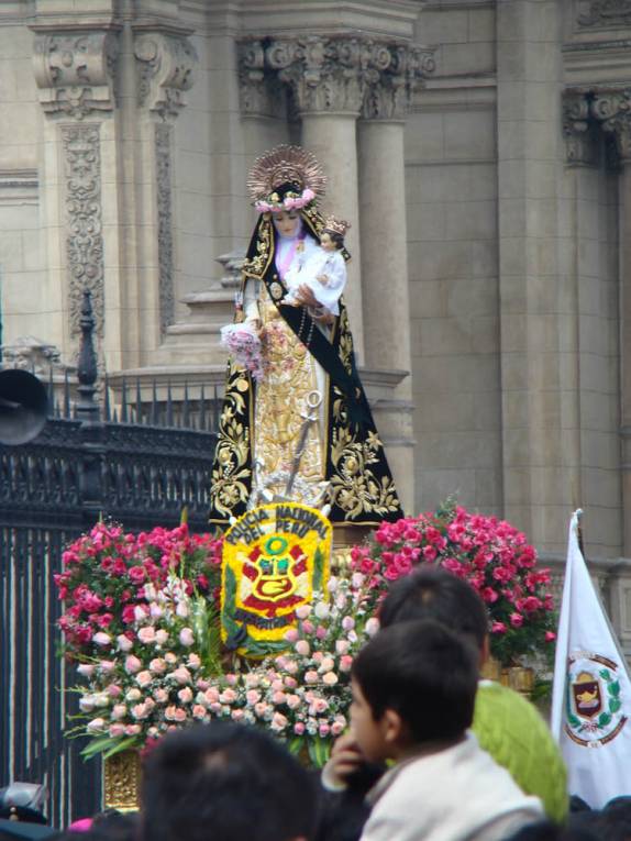 Procissão pela Plaza de Armas, em Lima, capital do Peru