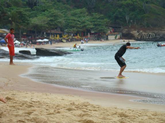 Professor observa o aluno, na Praia João Fernandes, em Búzios - RJ Professor observa o aluno, na Praia João Fernandes, em Búzios - RJ
