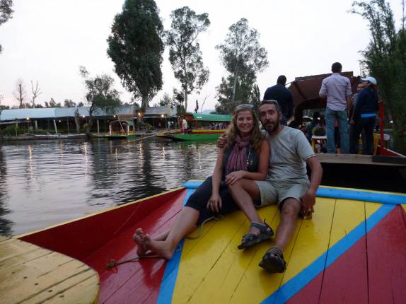 Programa tradicional para quem visita a cidade, o passeio de barco nos canais de Xochimilco, bairro da  na Cidade do México