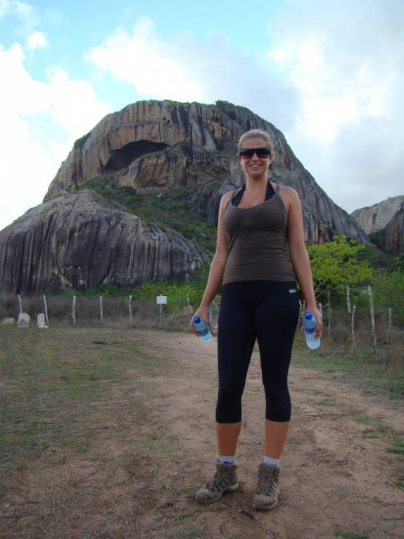 Pronta para a caminhada até a boca da pedra, no Parque Estadual da Pedra da Boca, na Paraíba, fronteira com Passa e Fica - RN