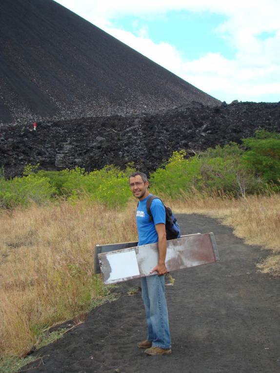 Pronto para subir o Cerro Negro com a prancha de skibunda (próximo à León, na Nicarágua)