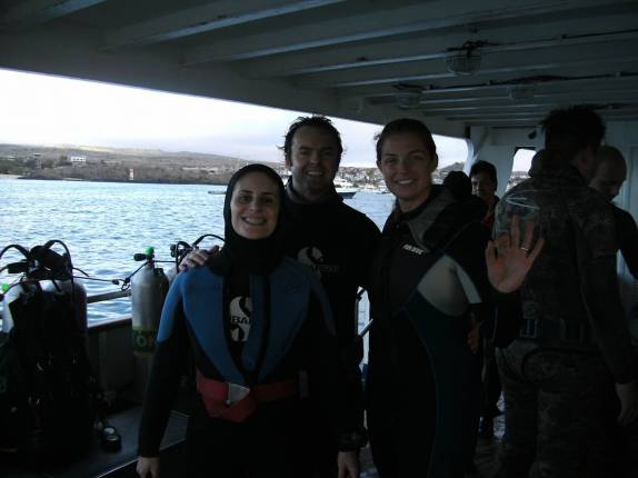 Prontos para o primeiro mergulho em Galápagos, perto do porto em San Cristóbal
