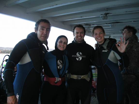Prontos para o primeiro mergulho em Galápagos, perto do porto em San Cristóbal Prontos para o primeiro mergulho em Galápagos, perto do porto em San Cristóbal