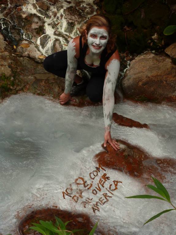 Propaganda internacional do 1000dias, escrito sobre o cálcio dentro do riacho na trilha do Boiling Lake, no Trois Pitons National Park, em Dominica, no Caribe. Em dois dias, a própria natureza vai limpar a 'pichação'... Propaganda internacional do 1000dias, escrito sobre o cálcio dentro do riacho na trilha do Boiling Lake, no Trois Pitons National Park, em Dominica, no Caribe. Em dois dias, a própria natureza vai limpar a 'pichação'...