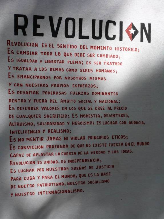 Propaganda pró-revolução nas ruas de Camaguey, em Cuba