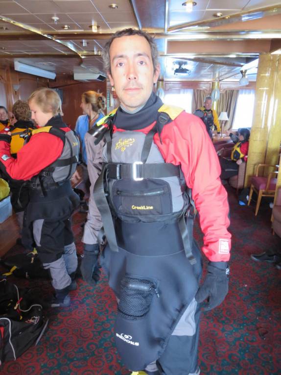 Propriamente vestido para fazer caiaque nos mares gelados do sul, no trecho entre Buenos Aires e as Ilhas Malvinas Propriamente vestido para fazer caiaque nos mares gelados do sul, no trecho entre Buenos Aires e as Ilhas Malvinas