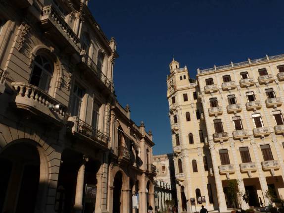 Prédios na Plaza Vieja, centro histórico de Havana, em Cuba