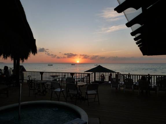 Pôr-do-sol na praia de Long Bay, em Negril, na Jamaica Pôr-do-sol na praia de Long Bay, em Negril, na Jamaica