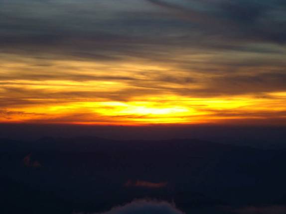 Pôr-do-sol no alto da Pedra da Mina em Passa Quatro - MG Pôr-do-sol no alto da Pedra da Mina em Passa Quatro - MG