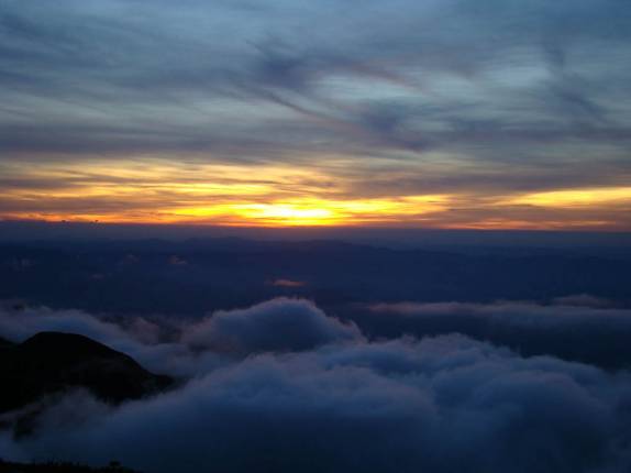 Pôr-do-sol no alto da Pedra da Mina em Passa Quatro - MG Pôr-do-sol no alto da Pedra da Mina em Passa Quatro - MG