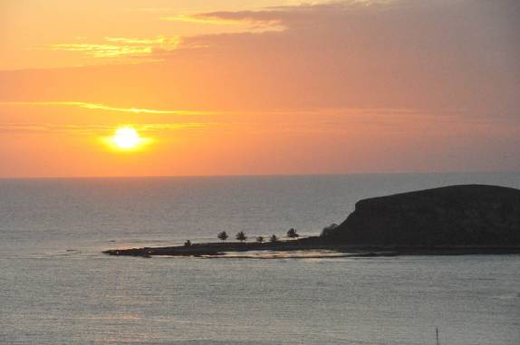 Pôr-do-sol visto do alto do farol na ilha de Santa Bárbara em Abrolhos - BA