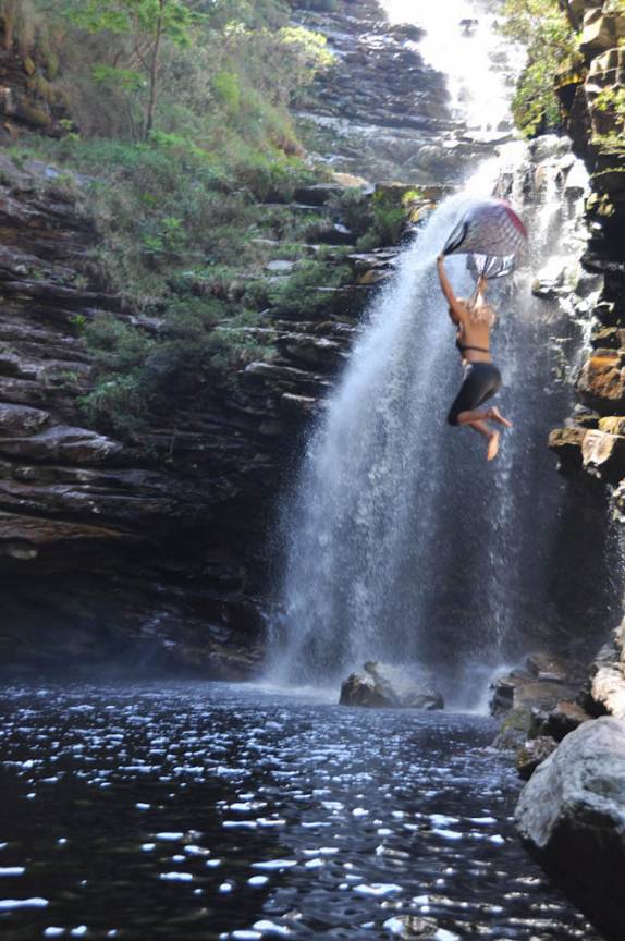 Pulando de 'paraquedas' na Cachoeira do Sossego, em Lençóis, na Chapada Diamantina - BA Pulando de 'paraquedas' na Cachoeira do Sossego, em Lençóis, na Chapada Diamantina - BA