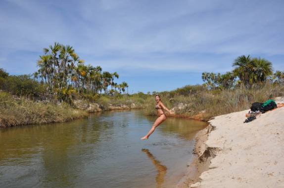 Pulando nas águas refrescantes do Rio Preto, no Parque Nacional Grande Sertão Veredas, no noroeste de MG (região de Chapada Gaúcha)