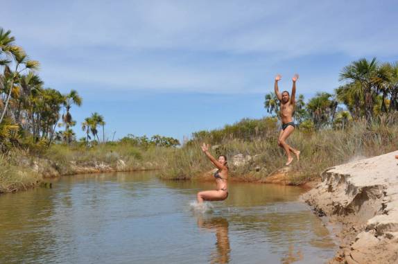 Pulando nas águas refrescantes do Rio Preto, no Parque Nacional Grande Sertão Veredas, no noroeste de MG (região de Chapada Gaúcha) Pulando nas águas refrescantes do Rio Preto, no Parque Nacional Grande Sertão Veredas, no noroeste de MG (região de Chapada Gaúcha)