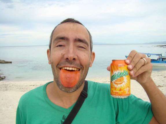 Que saudades da fanta! (em praia da ilha de Espíritu Santo, região de La Paz, na Baja California - México) Que saudades da fanta! (em praia da ilha de Espíritu Santo, região de La Paz, na Baja California - México)
