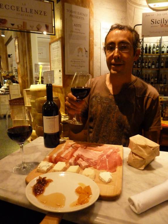 Queijos, salames e vinhos no 'Eat-aly', em Nova Iorque - Estados Unidos Queijos, salames e vinhos no 'Eat-aly', em Nova Iorque - Estados Unidos