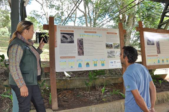 Recebendo informações sobre a formação das Furnas, em Vila Velha - Paraná Recebendo informações sobre a formação das Furnas, em Vila Velha - Paraná
