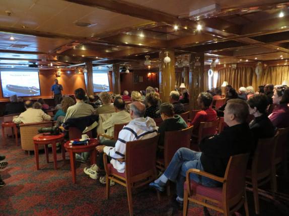 Recebendo instruções sobre embarques e desembarques usando os botes infláveis, um dia antes de chegarmos às Ilhas Malvinas Recebendo instruções sobre embarques e desembarques usando os botes infláveis, um dia antes de chegarmos às Ilhas Malvinas