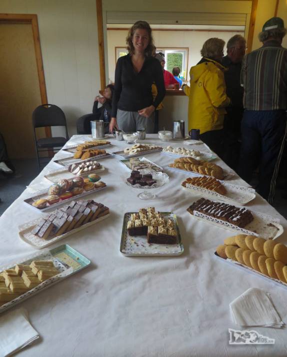 Recebidos com doces e guloseimas na casa de Rob e Lorraine McGill, em Carcass Island, no noroeste das Ilhas Malvinas Recebidos com doces e guloseimas na casa de Rob e Lorraine McGill, em Carcass Island, no noroeste das Ilhas Malvinas