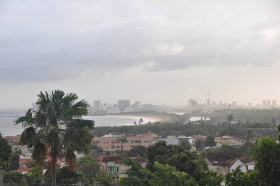 Recife vista de Olinda - PE, em dia chuvoso
