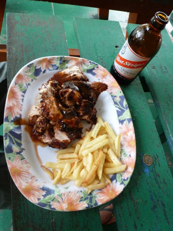 Refeição típica: jerk chicken e Red Stripe(em Ys Falls, no interior da Jamaica) Refeição típica: jerk chicken e Red Stripe(em Ys Falls, no interior da Jamaica)
