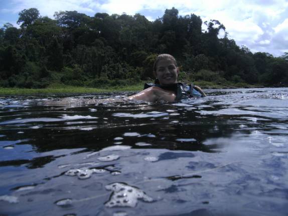 Refrescando-se ao final do rafting em Taboquinha, região de Itacaré - BA