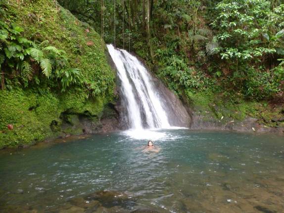 Refrescando-se na cachoeira de Cascade aux Ecrevisse, no Parque Nacional em Basse Terre, em Guadalupe, no Caribe