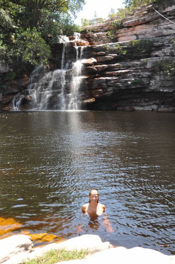 Refrescando-se no Poço do Diabo, próximo à Lençóis, na Chapada Diamantina - BA
