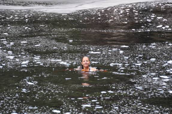 Refrescando-se num dos poços do rio da Cachoeira da Fumacinha, região de Ibicoara, na Chapada Diamantina - BA
