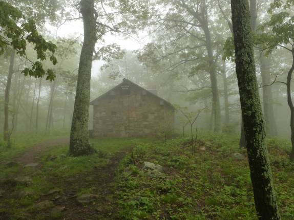 Refúgio na trilha da Old Rag Mountain, no Shennandoah National Park, na Virginia, nos Estados Unidos Refúgio na trilha da Old Rag Mountain, no Shennandoah National Park, na Virginia, nos Estados Unidos