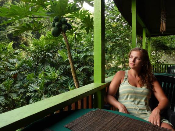 Relaxando em barzinho no Trois Pitons National Park, em Dominica, no Caribe
