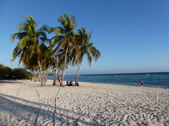 Relaxando na tranquila e belíssima Playa Giron, região de Cienfuegos, em Cuba Relaxando na tranquila e belíssima Playa Giron, região de Cienfuegos, em Cuba