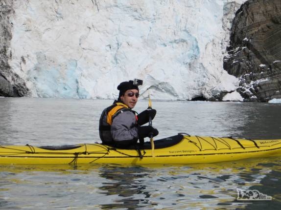 Remando ao lado da cascata de gelo em Gold Harbour, na Geórgia do Sul Remando ao lado da cascata de gelo em Gold Harbour, na Geórgia do Sul