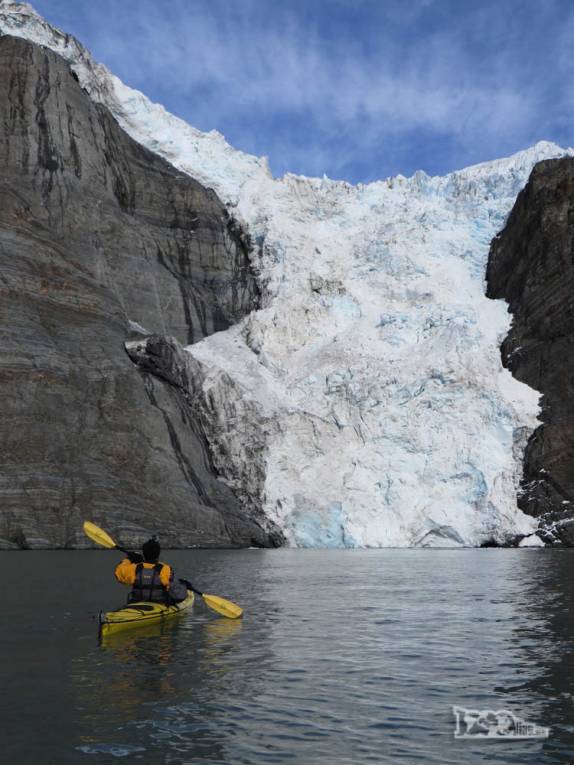 Remando em direção à cascata de gelo em Gold Harbour, na Geórgia do Sul Remando em direção à cascata de gelo em Gold Harbour, na Geórgia do Sul