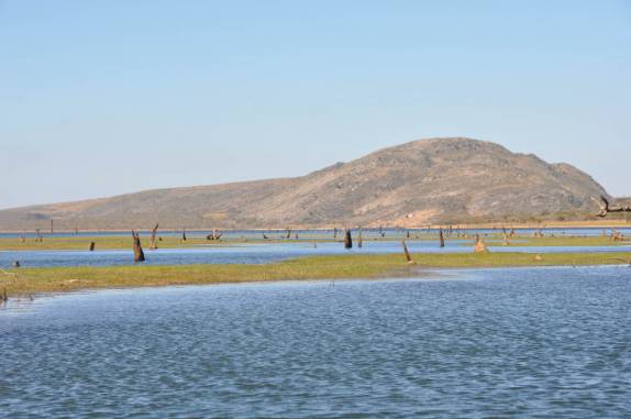 Represa e troncos da antiga mata, na Lapinha, região da Serra do Cipó - MG Represa e troncos da antiga mata, na Lapinha, região da Serra do Cipó - MG