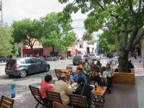 Restaurantes com mesas disputadas na calçada, um típico sábado em Palermo, bairro de Buenos Aires, na Argentina