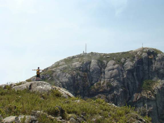 Reverenciando o Pico da Bandeira, na trilha capixaba de acesso ao pico, no Parque Nacional do Caparaó - MG/ES