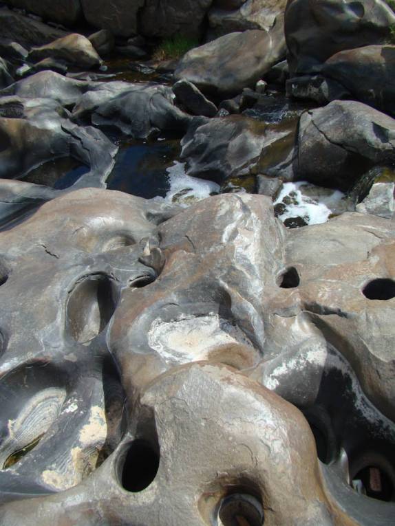 Riacho ao lado da pedra com arte rupestre em Ingá - PB