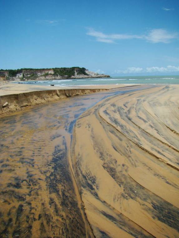 Rio colorido pouco antes das falésias do Espelho, em Caraíva - BA Rio colorido pouco antes das falésias do Espelho, em Caraíva - BA