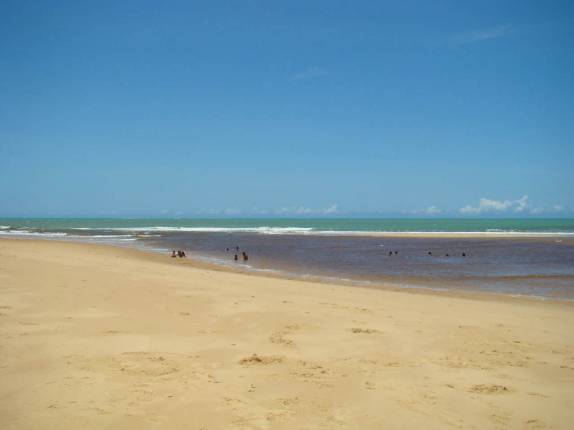 Rio escuro, mar verde, em Caraíva - BA